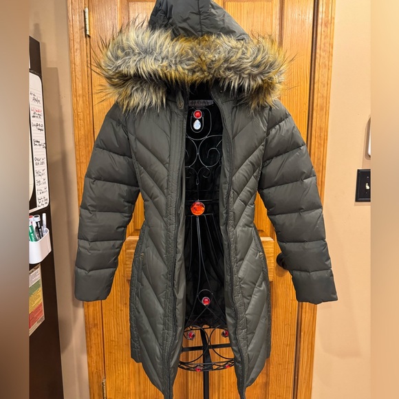 Larry Levine Women's Long Down Puffer Coat w/Side Tabs & Hood, XS, Army Green - Picture 13 of 16